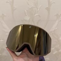Proudcat磁吸高清滑雪眼镜是一款专为滑雪运动设计的护目眼镜，具有防雾、防紫外线