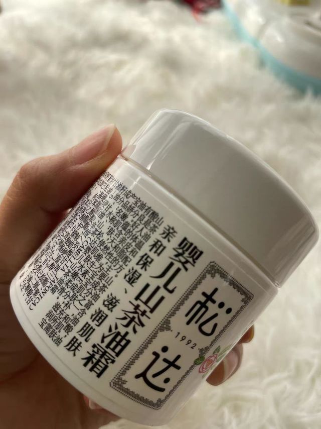 松达婴儿护肤山茶油霜是一款专为婴儿、儿童及孕产妇肌肤设计的高效保湿霜。