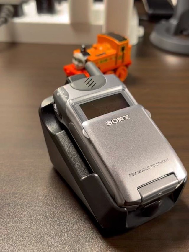 索尼最经典手机 下翻盖Z18 全新成色带底座