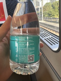 高铁上真的有2块一瓶的矿泉水