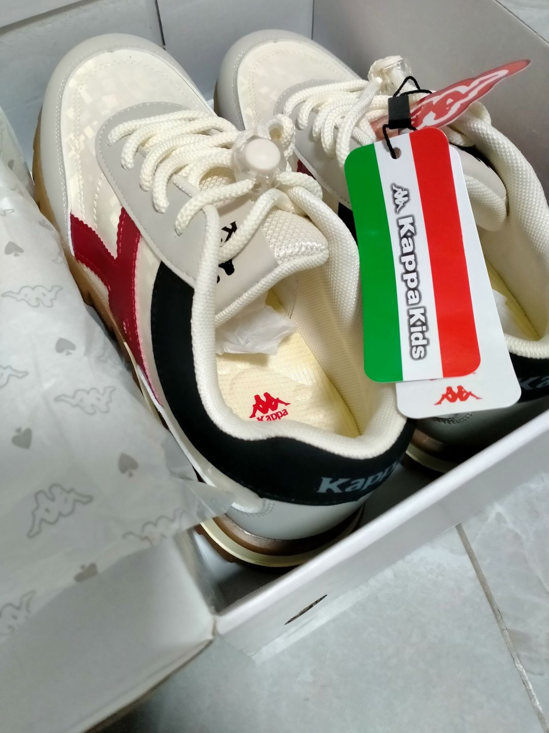 双kappa童鞋在质量上是挺不错的,采用橡胶防滑软底,鞋底纵横深纹理化