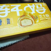 轩妈家蛋黄酥糕点礼盒是一款非常受欢迎的休闲零食