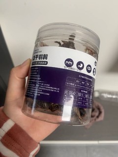 三只小熊的宠物零食中，有些产品是有助于增肥发腮的冻干鹌鹑