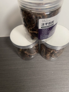 三只小熊的宠物零食中，有些产品是有助于增肥发腮的冻干鹌鹑