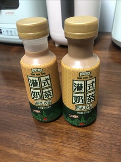 鸿福堂的港式奶茶，是瓶装奶茶里比较好喝的。