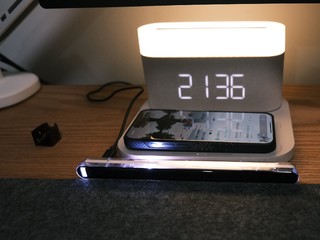 功能齐全的VFZ台灯，还能无线充电器和桌面时钟