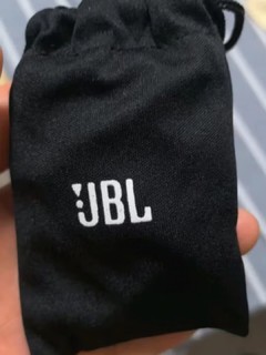 🎧今天给大家推荐一款性价比超高的耳机——JBL T205 半入耳式耳机！🎉