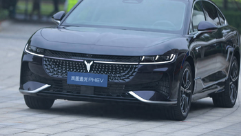 对标奔驰E级、宝马5系、奥迪A6L的岚图追光PHEV，有哪些优缺点？