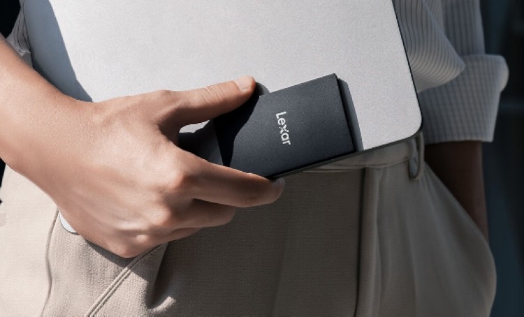 雷克沙推出 SL500 “卡片”移动固态硬盘，iPhone 15 系列直连、2GB/s读速，最高4TB