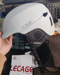 乐凯奇 (LECAGE) 滑雪头盔，高品质材料，让你在滑雪比赛中更快、更稳！