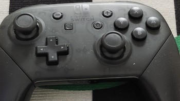 300元购买的switch Pro手柄，适合跨年夜拿来打游戏。