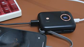 紫米IPhone15充电宝，小体积自带线，出行备一个真6，谁懂？