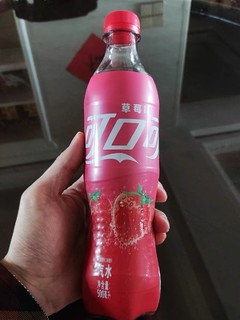 这款可口可乐草莓味汽水真的是“甜蜜爆表”！
