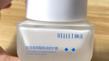 颐莲嘭嘭霜玻尿酸补水修护舒缓高保湿面霜是一款备受推崇的护肤佳品
