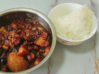 大雪晚餐，台式卤肉饭配爆炒莲花白