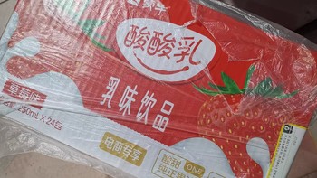 蒙牛酸酸乳草莓味饮品：优质奶源的甜蜜滋味