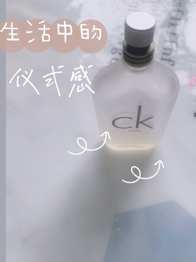 cK One中性香水：展现个性与统一的90年代新理念