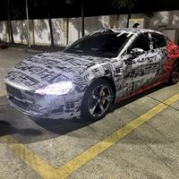 以为谁把保时捷贴得这么花，近看原来是小米汽车，成都六环惊现小米测试车