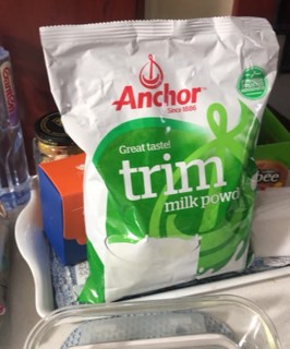 安佳脱脂奶粉品牌过硬，牛奶味不足，脱脂奶粉一贯风格。
