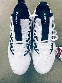 迪卡侬的IVO3篮球鞋，耐磨舒适透气