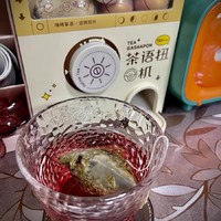 快来扭个草莓黄茶，做个冬日限定的草莓奶茶