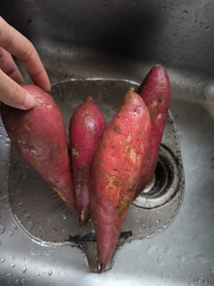 寒冷的冬天，怎么少得了烤红薯的香甜热乎?