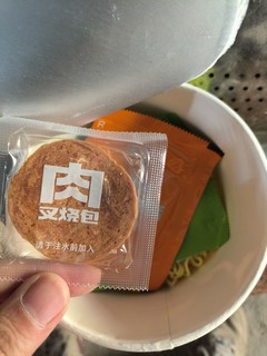 活久见！这款方便面里面真的有肉！