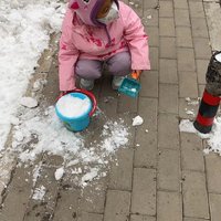 没有什么比玩雪让小孩子更快乐了
