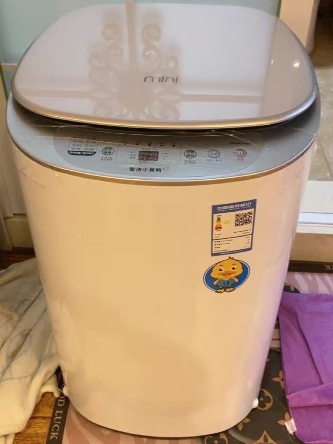 智洁小黄鸭婴儿迷你洗衣机是一款专为宝宝设计的洗衣机,具有杀菌功能