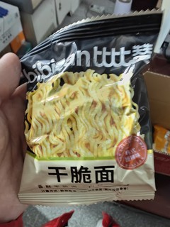 6块钱一小箱干脆面还是非常值的