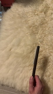 用猫梳子刷羊皮垫…
