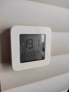 入手小米温湿度计2，看看家里开暖气后的室温