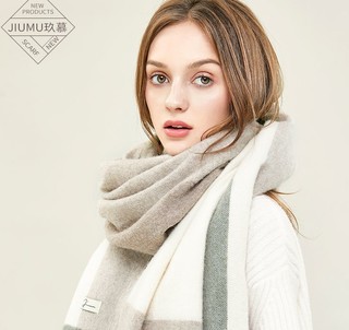 这款围巾不仅柔软舒适，还能给你带来温暖