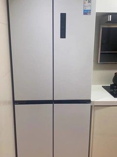 华凌电冰箱是一款家用白色冰箱，具有风冷无霜的特点