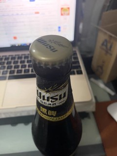 它采用优质原料酿造，口感浓郁，酒精度数较高，非常适合喜欢烈性酒的消费者。