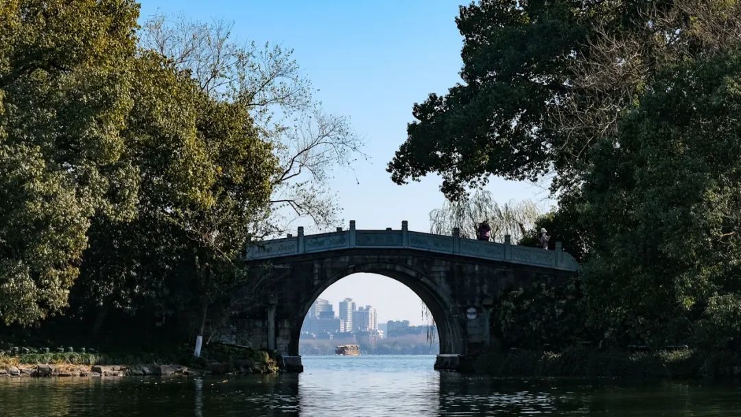 深藏西湖畔的园林仙境，一步一风景！冬日杭州这么玩才是最夯！