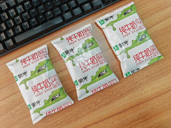 蒙牛纯牛奶袋装240ml携带方便喝起来非常有营养