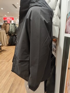 优衣库智暖衣：男女皆宜的高性能复合外套，3DCUT保暖设计，时尚舒适并存。