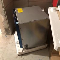 这款洗碗机的设计理念是“嵌入式”，也就是说