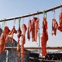 腌腊肉，直接放盐并不对，记住：1选、2抹、3放，腊肉金黄不发霉