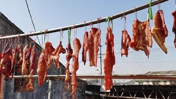 腌腊肉，直接放盐并不对，记住：1选、2抹、3放，腊肉金黄不发霉