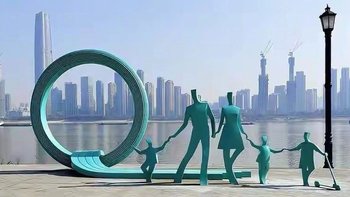 武汉江滩一处雕塑由“一家三口”变“一家五口’’