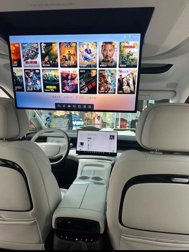 快告诉我这大屏帅不帅？在线等，要359800元起呢！小鹏X9