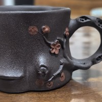 分享一个紫砂梅花树桩茶杯