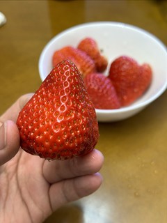 又到吃大草莓的季节了
