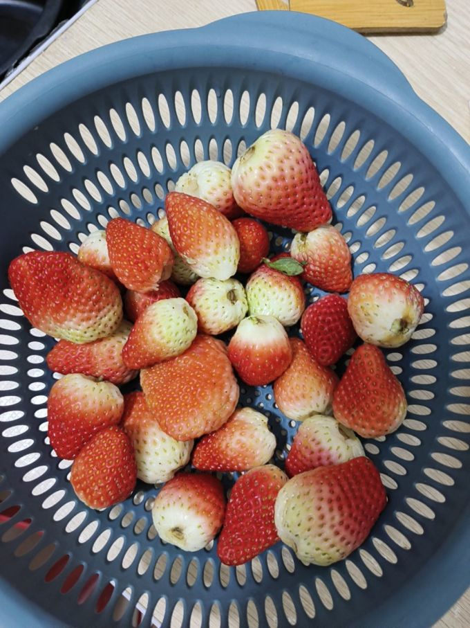 qq空间透明飘草莓=扣扣空间透明度怎么调