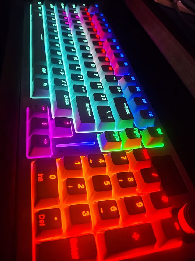 机械键盘还是晚上看有感觉