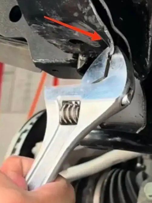 最近黑子又整活了，近期方程豹豹5陷入了扳手门事件