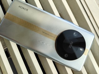 荣耀 X50 GT上手第一感受：性能手机居然能做出这么精致的手感。
