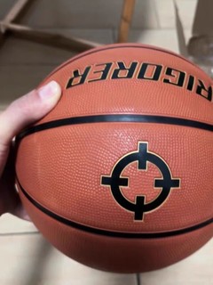 这款篮球真的很不错，外观时尚，适合各种场地使用
